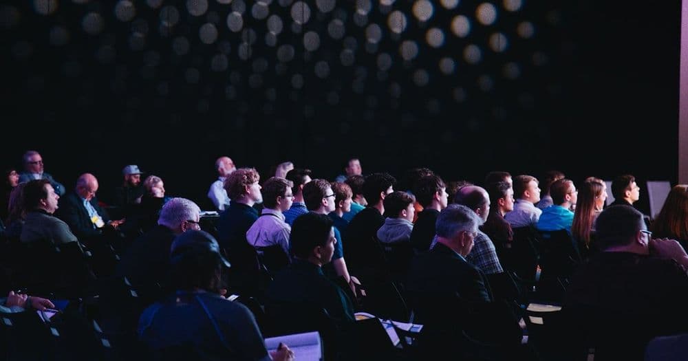 Ánh sáng sân khấu tím đại diện cho sự minh bạch và niềm tin – minh họa cho bài viết về minh bạch trong quay số trúng thưởng trên Luck4You - Luck4You - quaysotrungthuong.vn